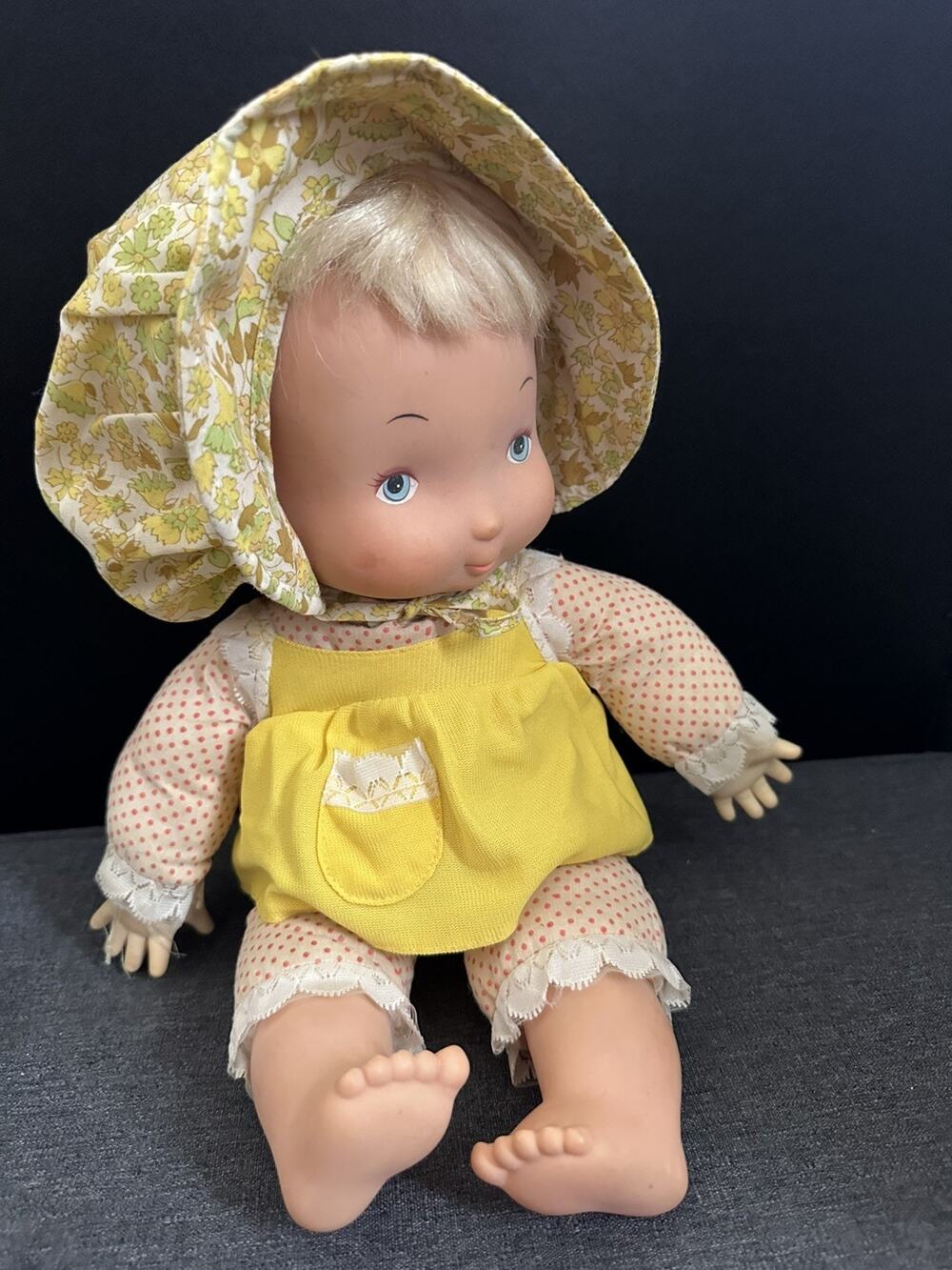 Vintage 1970s Baby Holly Hobbie Doll Knickerbocker 14” Yellow Outfit Bonnet